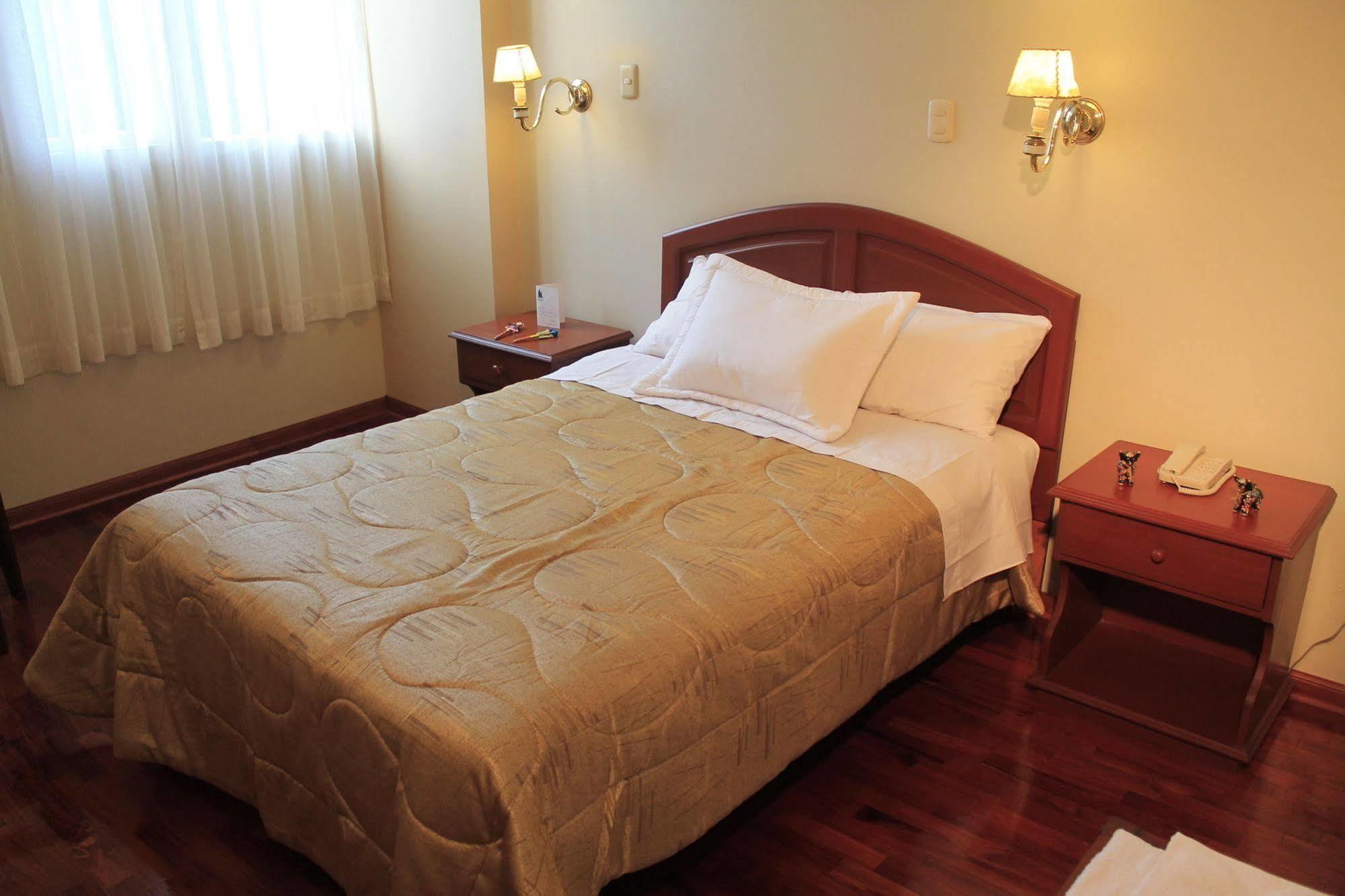 Hotel Manhattan Airport 3*